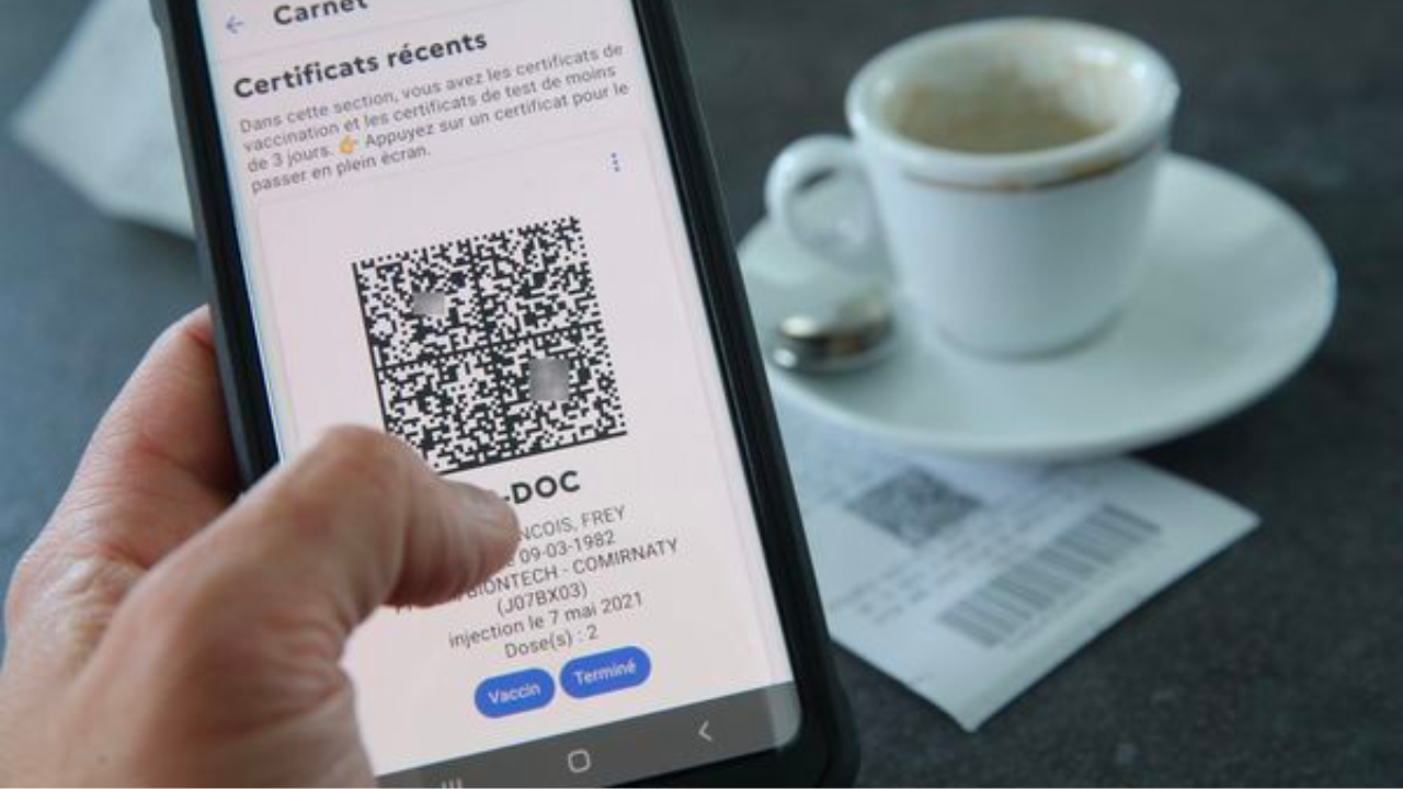 Comment j'ai volé le pass COVID d'un journaliste qui voulait bien faire